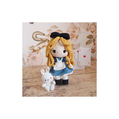 Patron "Alice au pays des merveilles et son doudou lapin"